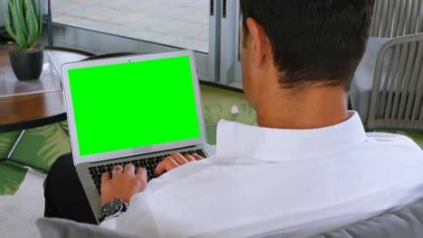 Geschäftsmann-Benutzt-Laptop-Im-Büro-4K