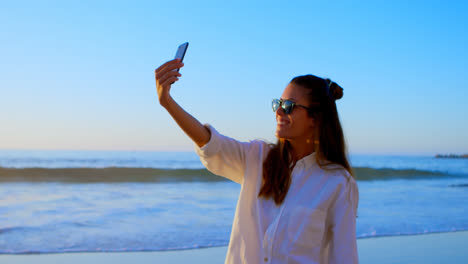 Frau-Macht-Selfie-Mit-Mobiltelefon-Am-Strand-4k
