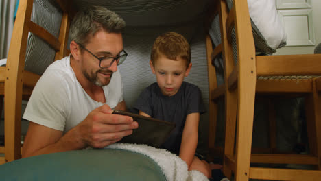 Vater-Und-Sohn-Nutzen-Digitales-Tablet-Im-Wohnzimmer-4k