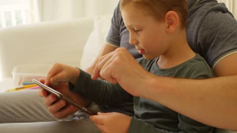 Vater-Und-Sohn-Nutzen-Digitales-Tablet-Auf-Dem-Sofa-Zu-Hause-4k