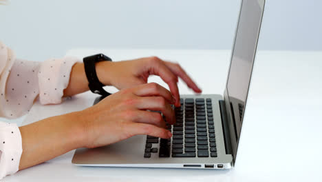 Frau-Benutzt-Laptop-Auf-Tisch-Vor-Weißem-Hintergrund-4k