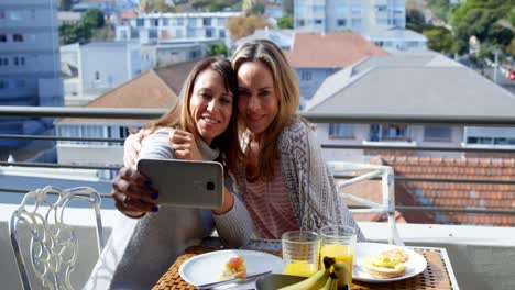 Lesbisches-Paar-Macht-Selfie-Auf-Dem-Balkon-4k
