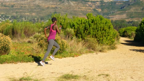 Atleta-Femenina-Corriendo-En-El-Bosque-4k