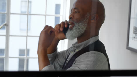 Hombre-De-Negocios-Hablando-Por-Teléfono-Móvil-En-La-Oficina-4k