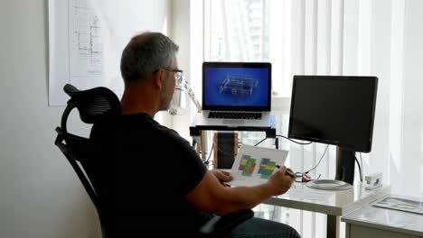 Man-working-on-laptop-on-desk-4k