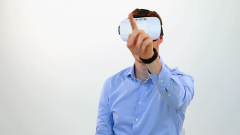 Mann-Gestikuliert,-Während-Er-Ein-Virtual-Reality-Headset-4k-Verwendet