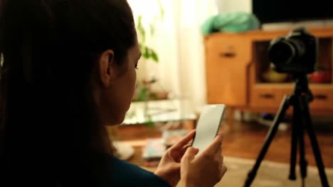 Video-Blogger-Femenina-Tomando-Selfie-Con-Teléfono-Móvil-En-Casa-4k