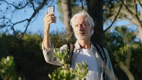 Hombre-Mayor-Tomando-Selfie-Con-Teléfono-Móvil-En-El-Campo-4k