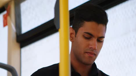 Hombre-Pensativo-En-El-Autobús-4k