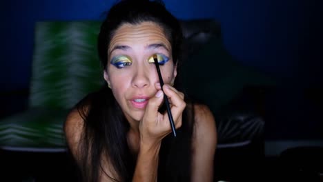 Video-Blogger-Femenina-Aplicando-Sombra-De-Ojos-4k