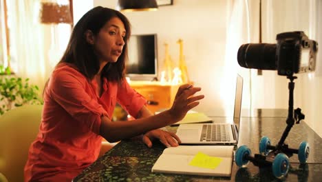 Weibliche-Videobloggerin,-Die-Zu-Hause-Ein-Video-In-4K-Aufnimmt