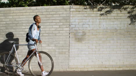 Mujer-Caminando-Con-Bicicleta-En-La-Calle-De-La-Ciudad-4k