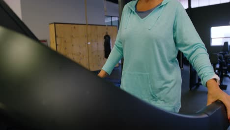 Senior-woman-using-virtual-reality-headset-on-treadmill-4k