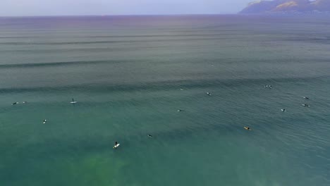 Turistas-Surfeando-En-El-Mar-Durante-El-Atardecer-4k