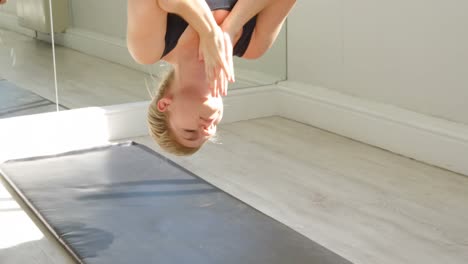 Frau-Macht-Yoga-In-Der-Hängematte-4k