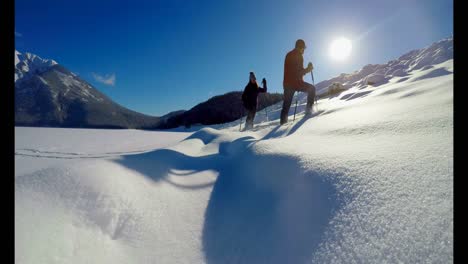 Skifahrerpaar,-Das-Im-Winter-4k-Durch-Die-Verschneite-Landschaft-Spaziert