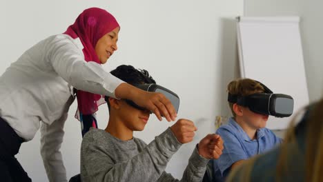 Mujer-Piloto-Dando-Capacitación-Sobre-Auriculares-De-Realidad-Virtual-A-Niños-4k