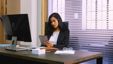 Weibliche-Führungskraft-Nutzt-Digitales-Tablet-Am-Schreibtisch-4k