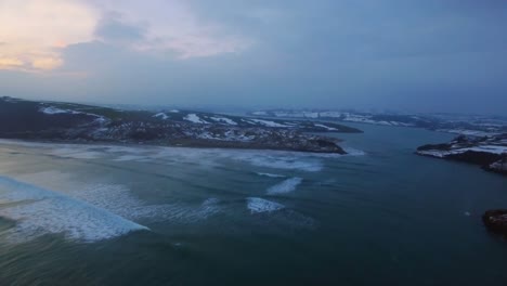 Luftaufnahmen-Von-Meer-Und-Insel-In-Der-Abenddämmerung-4k