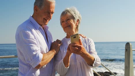 Seniorenpaar-Nutzt-Mobiltelefon-4k