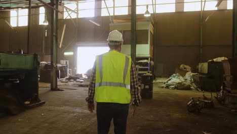 Male-worker-working-in-warehouse-4k