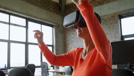 Führungskraft-Nutzt-Virtual-Reality-Headset-Im-Büro-4k