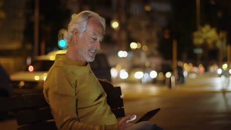 Hombre-Mayor-Usando-Tableta-Digital-Cerca-De-La-Calle-4k