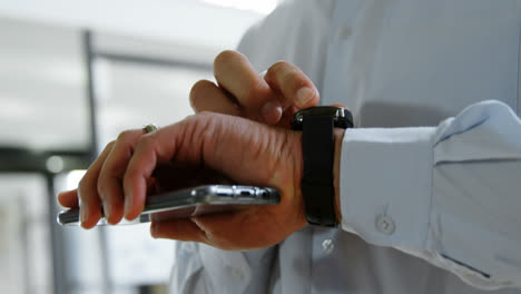 Führungskraft-Nutzt-Smartwatch-Im-Büro-4k