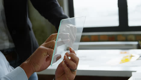 Führungskräfte-Diskutieren-über-Ein-Digitales-4K-Tablet-Aus-Glas