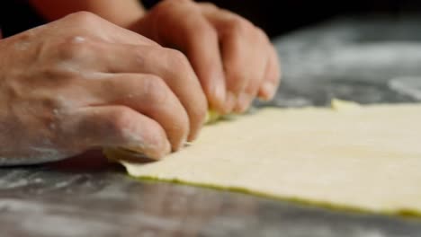 Männlicher-Bäcker-Rollt-Teig-In-Bäckerei-4k