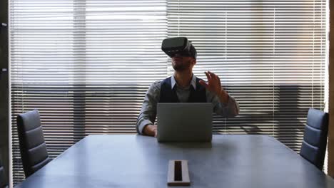 Führungskraft-Mit-Laptop-Und-Virtual-Reality-Headset-Im-Büro-4k