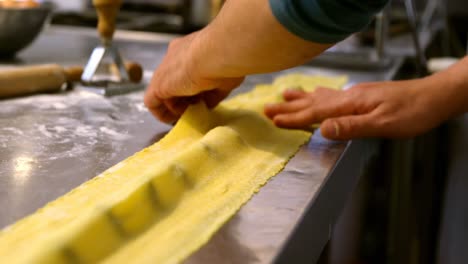 Male-baker-preparing-pasta-4k