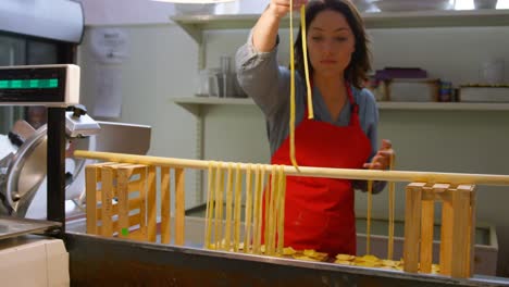 Male-and-female-baker-preparing-pasta-4k
