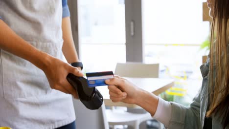 Kellner-Nimmt-Zahlung-Per-Kreditkarte-4k-Entgegen
