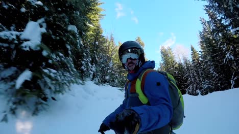 Skifahrer-Fährt-Einen-Verschneiten-Hügel-Hinunter-4k