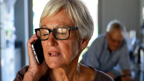 Ältere-Frau,-Die-Auf-Dem-Mobiltelefon-4k-Spricht