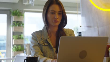 Mujer-Usando-Laptop-En-Cafetería-4k