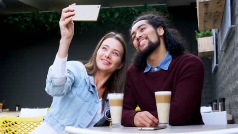 Couple-taking-selfie-at-outdoor-cafe-4k