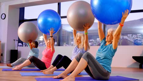Ältere-Frauen,-Die-Yoga-4k-Durchführen