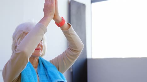 Ältere-Frau,-Die-Yoga-4k-Durchführt