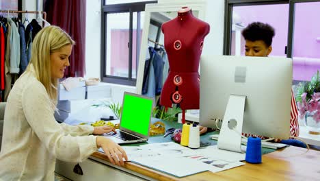 Modedesigner-Arbeiten-Am-Schreibtisch-4k
