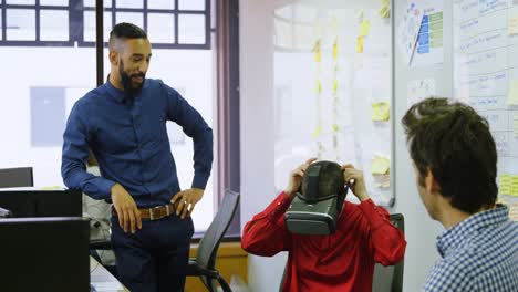 Führungskraft-Trägt-Virtual-Reality-Headset-Am-Schreibtisch-4k