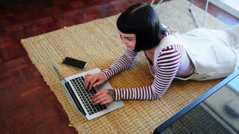 Frau-Benutzt-Laptop-Auf-Dem-Boden-Zu-Hause-4K