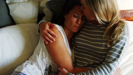 Lesbisches-Paar-Entspannt-Sich-Auf-Dem-Bett-Im-Schlafzimmer-4K