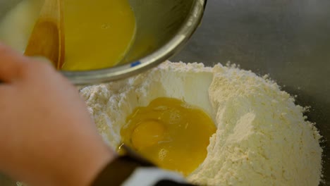 Chef-Preparando-Pastel-En-La-Cocina-4k