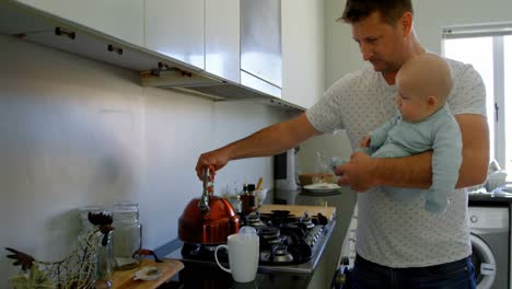 Padre-Y-Bebé-Preparando-Café-En-La-Cocina-4k