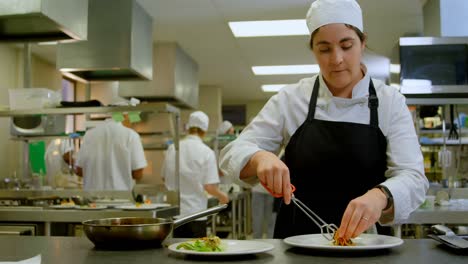 Chef-Femenina-Arreglando-Comida-En-Un-Plato-4k