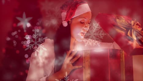 Aufgeregt-Frau-öffnet-Magische-Weihnachtsgeschenkbox-Mit-Schneeflocken