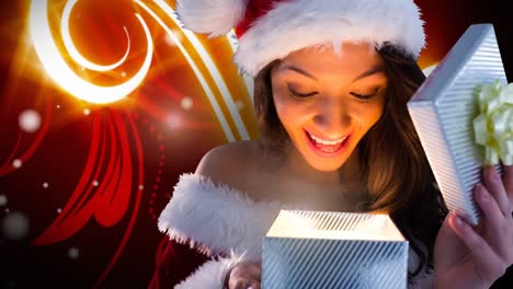 Aufgeregt-öffnet-Die-Weihnachtsfrau-Eine-Magische-Weihnachtsgeschenkbox-Mit-Leuchtenden-Mustern