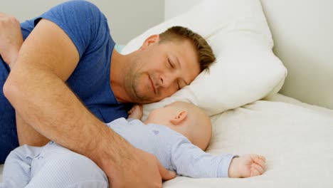 Vater-Und-Kleiner-Junge-Schlafen-Im-Schlafzimmer-4k